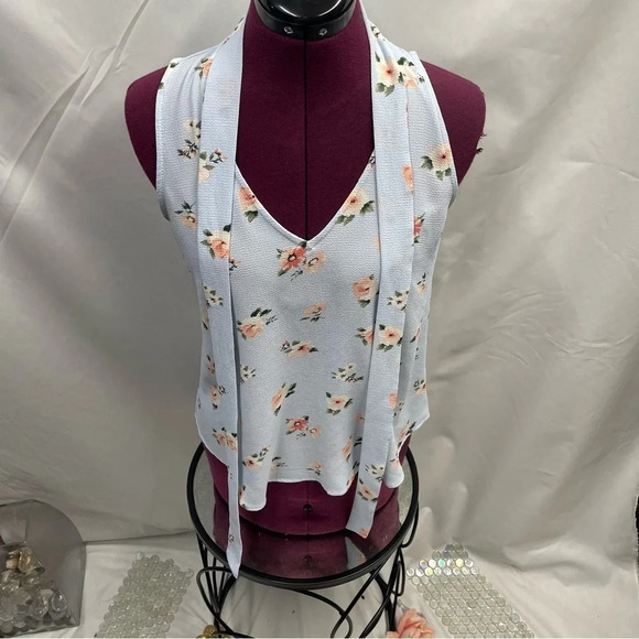 E&M Collection Women blue floral Sleeveless Blouse - Picture 2 of 9